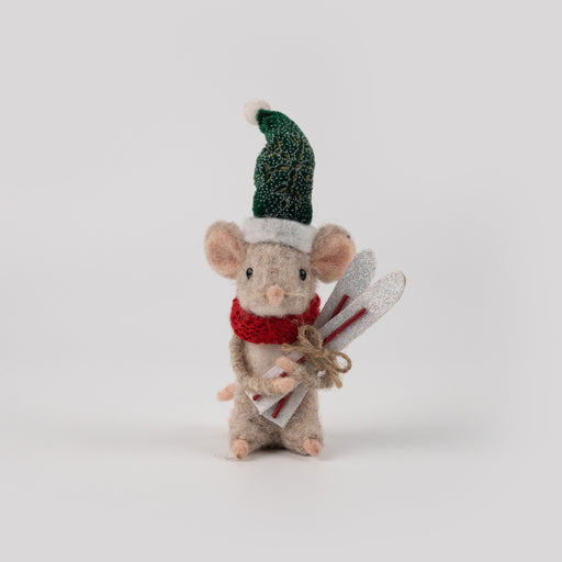 Felt mouse with skis, green hat and red scarf – front view