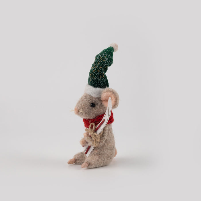 Felt mouse with skis, green hat and red scarf – left angle