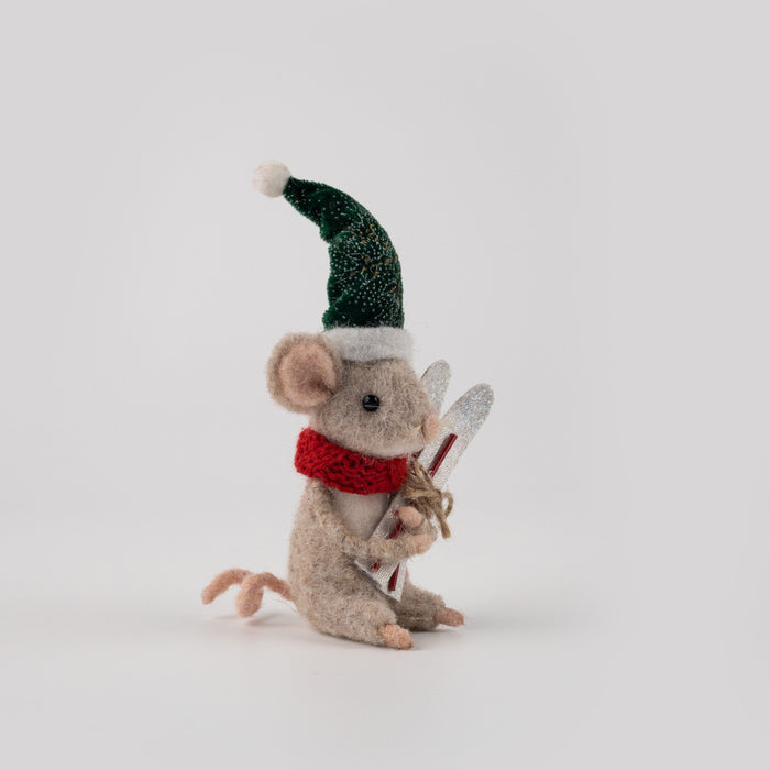 Felt mouse with skis, green hat and red scarf – right angle